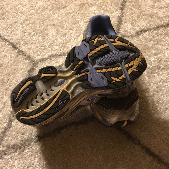 Mizuno Women’s Running Shoes - Picture 4 of 6